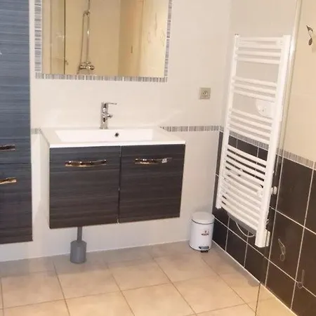 Дом отдыха Maison De Charme Restauree Au Bord D'un Ruisseau Avec Terrasse, Proche Activites De Plein Air Et Confort Moderne - Fr-1-582-225 Le Cheylot