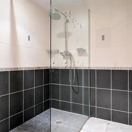 Дом отдыха Maison De Charme Restauree Au Bord D'un Ruisseau Avec Terrasse, Proche Activites De Plein Air Et Confort Moderne - Fr-1-582-225 Le Cheylot