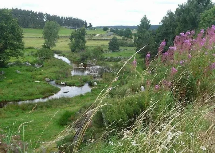 Дом отдыха Maison De Charme Restauree Au Bord D'un Ruisseau Avec Terrasse, Proche Activites De Plein Air Et Confort Moderne - Fr-1-582-225 Le Cheylot